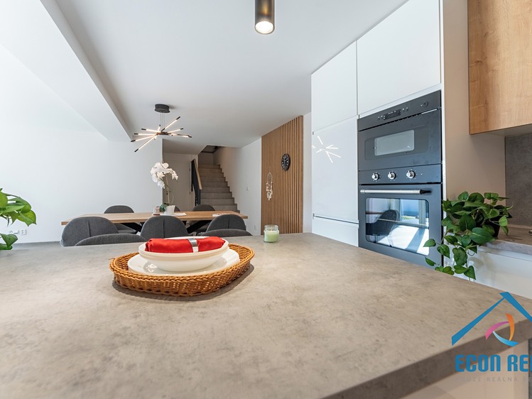 Pronájem rodinného domu 224 m², pozemek 824 m² - foto 8