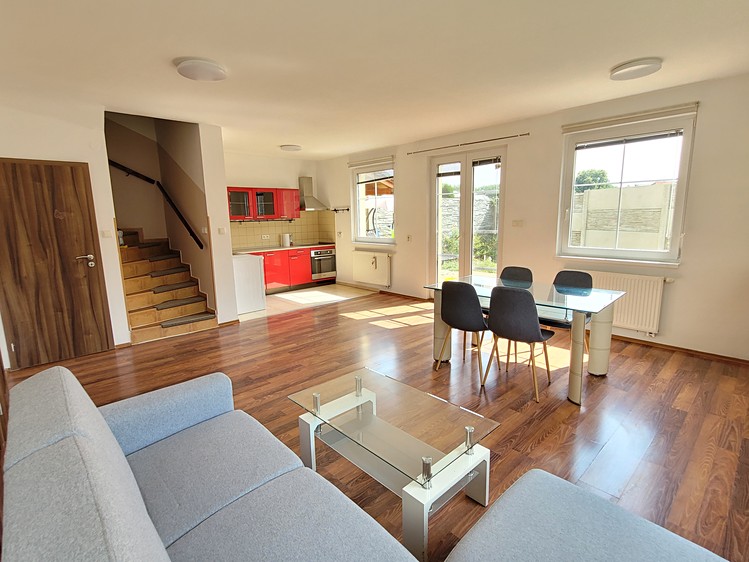 Pronájem rodinného domu 112 m², pozemek 277 m² - foto 1