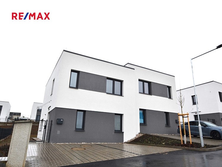 Pronájem rodinného domu 110 m², pozemek 372 m² - foto 1