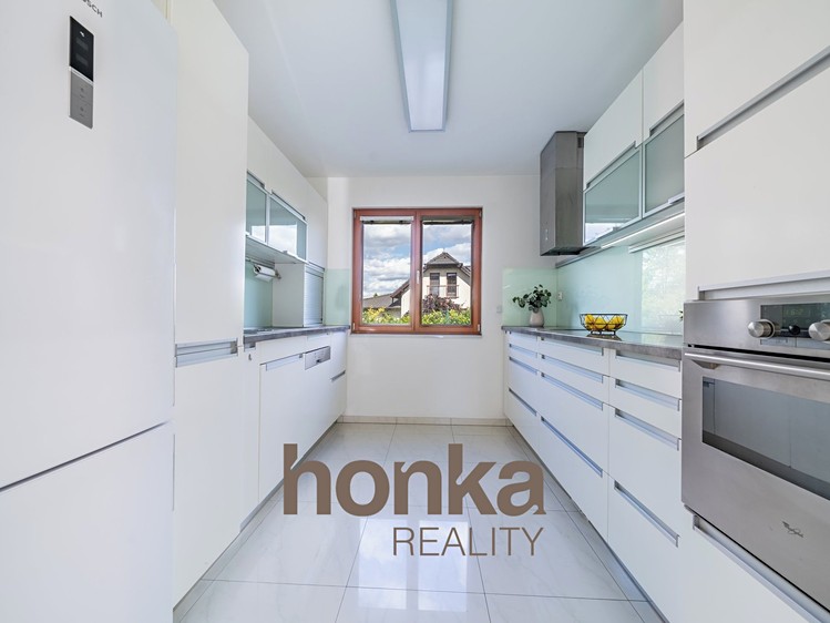 Pronájem rodinného domu 263 m², pozemek 1 018 m² - foto 3