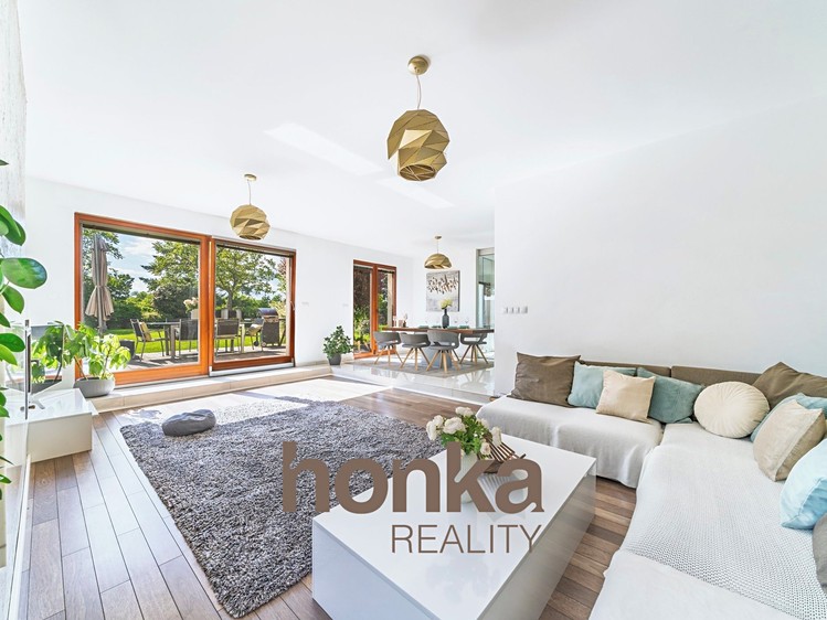 Pronájem rodinného domu 263 m², pozemek 1 018 m² - foto 1