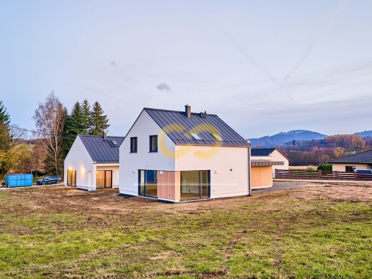 Pronájem rodinného domu 194 m², pozemek 1 149 m² - foto 1