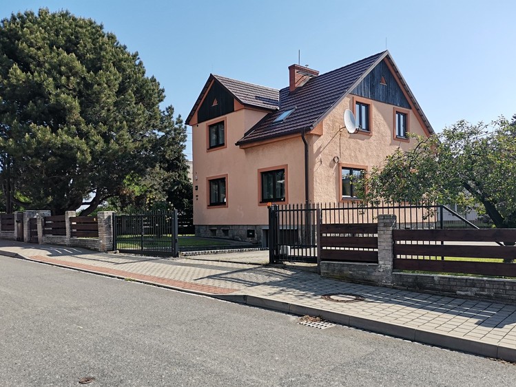 Pronájem rodinného domu 160 m², pozemek 779 m² - foto 1
