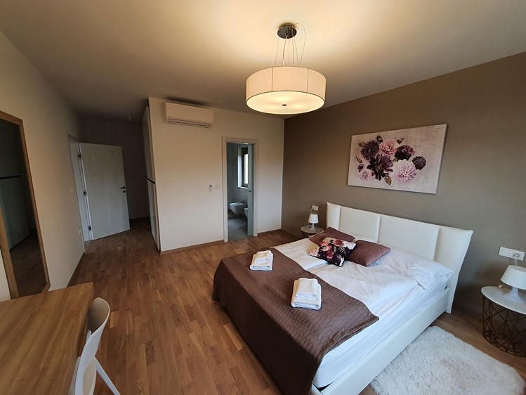 Pronájem bytu 4+kk 165 m² - foto 8