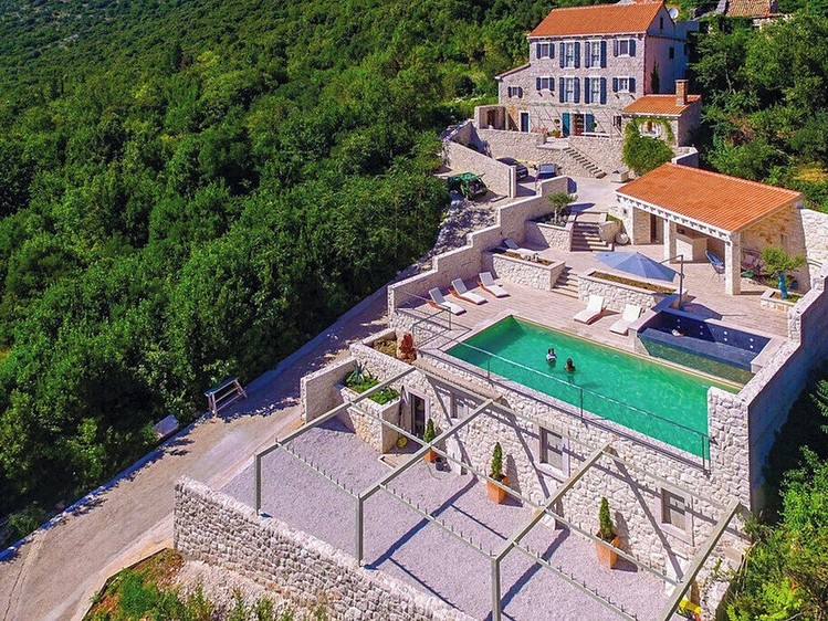 Prodej vily 330 m², pozemek 900 m² - foto 1