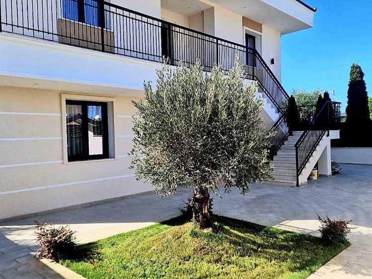 Prodej vily 235 m², pozemek 500 m² - foto 1