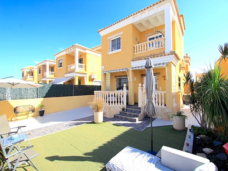 Prodej vily 119 m², pozemek 250 m² - foto 1