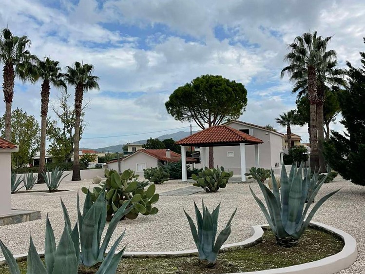 Prodej rodinného domu 200 m², pozemek 2 200 m² - foto 2