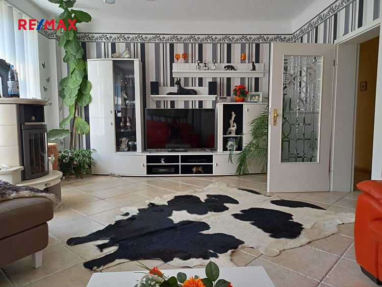 Prodej rodinného domu 343 m², pozemek 590 m² - foto 7