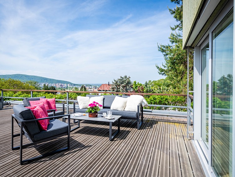 Prodej rodinného domu 490 m², pozemek 874 m² - foto 1