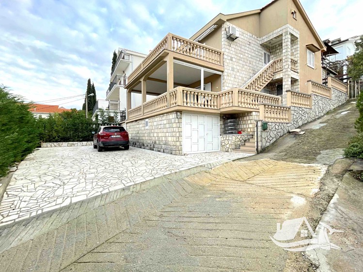 Prodej vily 325 m², pozemek 280 m² - foto 2
