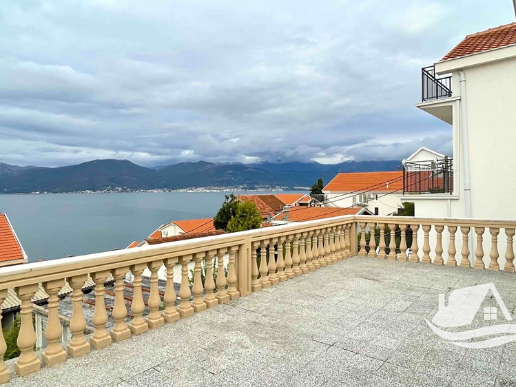 Prodej vily 325 m², pozemek 280 m² - foto 1