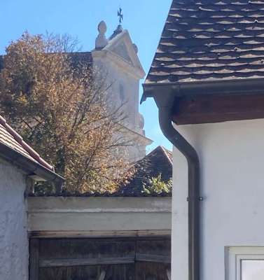 Streckhof in Retz (Unternalb) direkt gegenüber der romanischen Kirche - 6 Zimmer, Röhrenkeller, Fernwärme, 2 Wohneinheiten möglich - foto 1