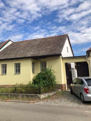 Streckhof in Retz (Unternalb) direkt gegenüber der romanischen Kirche - 6 Zimmer, Röhrenkeller, Fernwärme, 2 Wohneinheiten möglich - foto 2