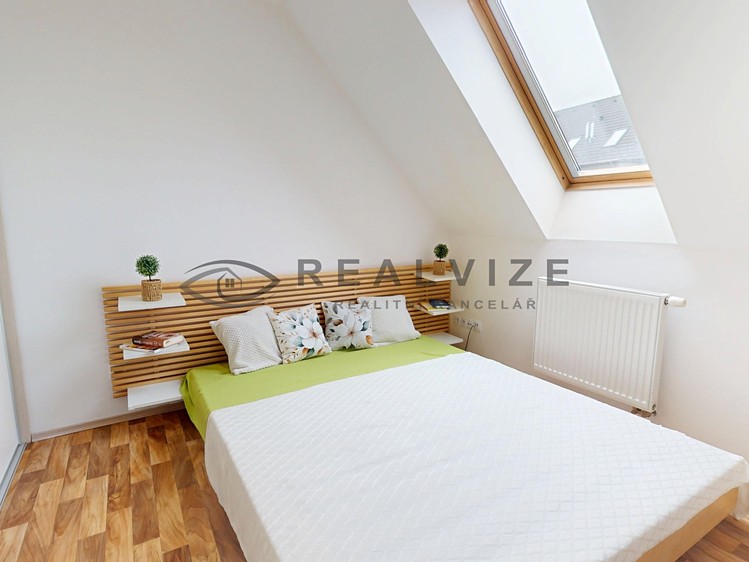 Prodej bytu 3+kk 66 m² (Podkrovní) - foto 2