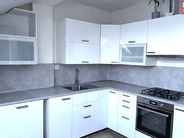 Prodej bytu 2+1 68 m² (Podkrovní) - foto 2