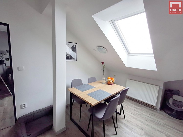 Prodej bytu 2+1 68 m² (Podkrovní) - foto 4