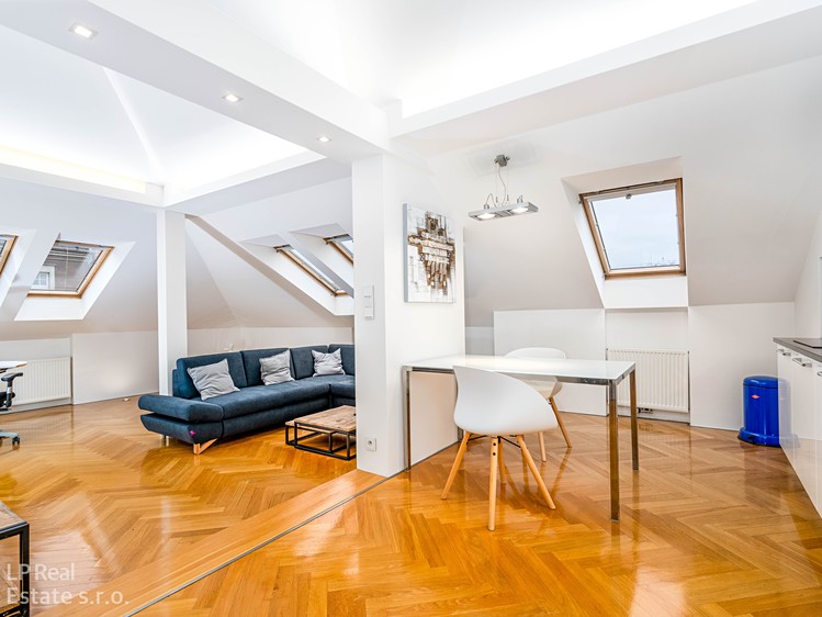 Prodej bytu 2+kk 92 m² (Podkrovní) - foto 1