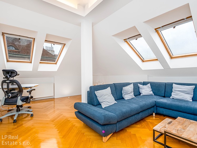 Prodej bytu 2+kk 92 m² (Podkrovní) - foto 4