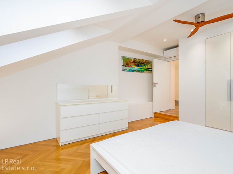 Prodej bytu 2+kk 92 m² (Podkrovní) - foto 8