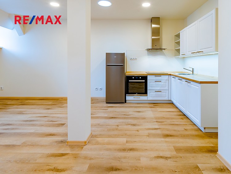 Prodej bytu 2+1 75 m² (Podkrovní) - foto 3