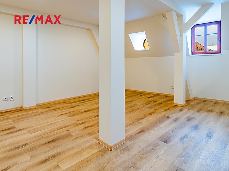 Prodej bytu 2+1 75 m² (Podkrovní) - foto 5