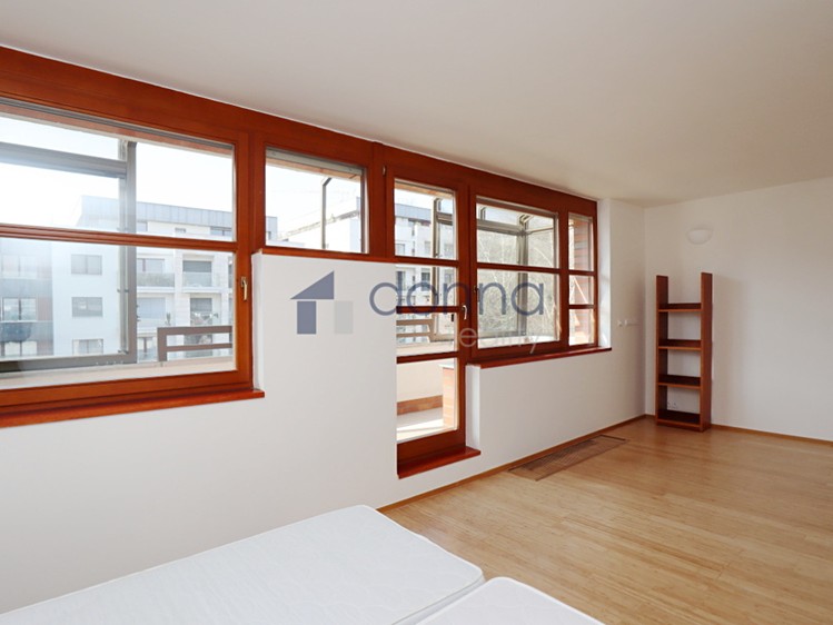 Pronájem bytu 2+kk 82 m² - foto 3