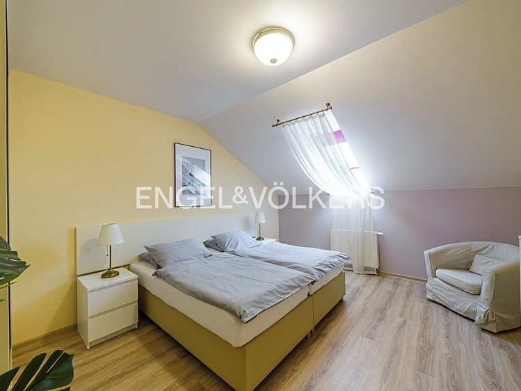 Pronájem bytu 3+kk 93 m² (Podkrovní) - foto 3