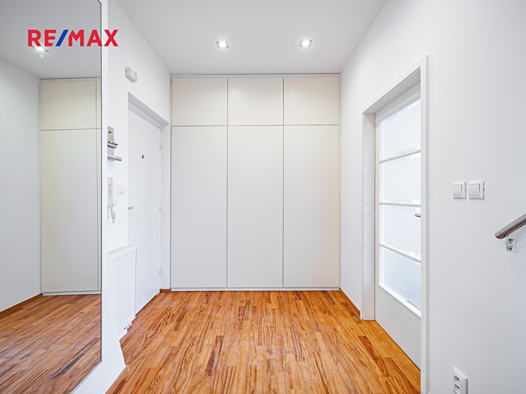 Pronájem bytu 6 pokojů a více 200 m² (Mezonet) - foto 3