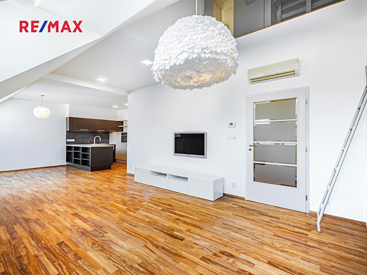 Pronájem bytu 6 pokojů a více 200 m² (Mezonet) - foto 4