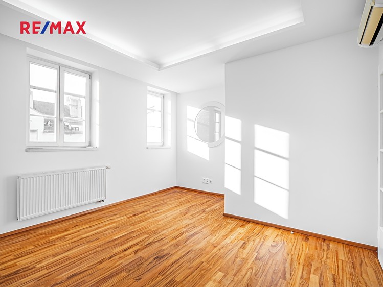 Pronájem bytu 6 pokojů a více 200 m² (Mezonet) - foto 6
