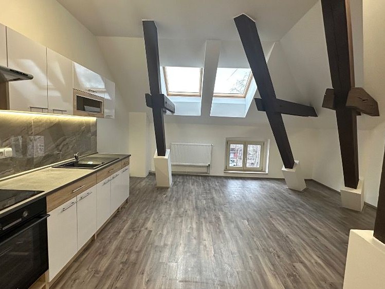 Pronájem bytu 2+kk 64 m² (Podkrovní) - foto 1