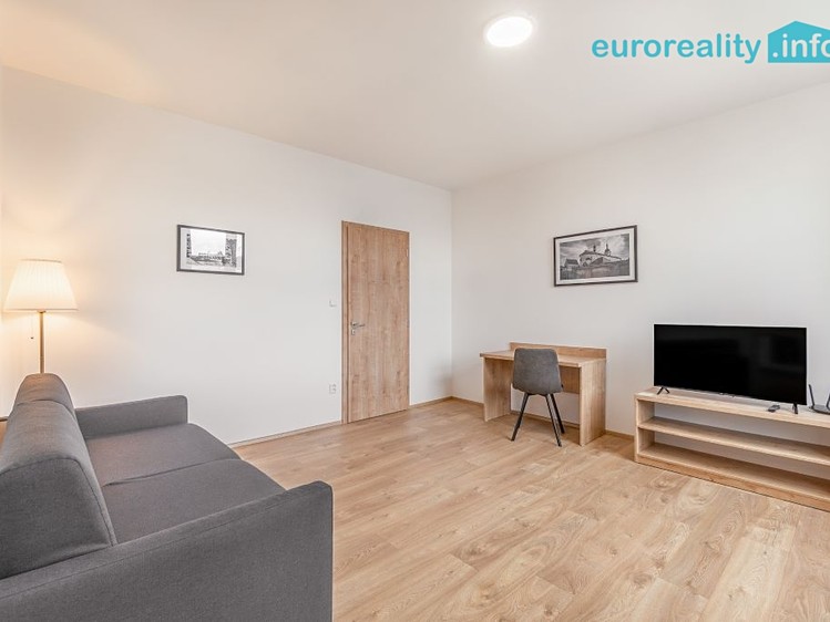 Pronájem bytu 2+1 73 m² - foto 4