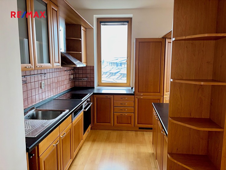 Pronájem bytu 2+kk 75 m² (Podkrovní) - foto 4