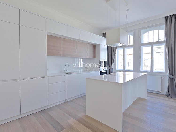 Pronájem bytu 3+kk 137 m² - foto 3