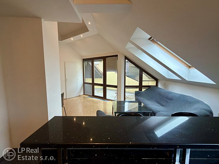 Pronájem bytu 6 pokojů a více 145 m² (Mezonet) - foto 1