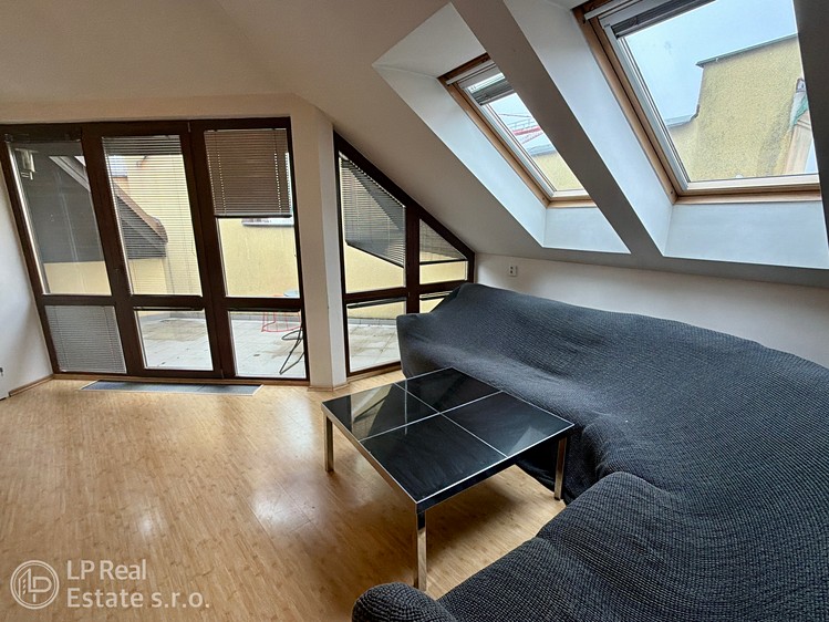Pronájem bytu 6 pokojů a více 145 m² (Mezonet) - foto 2