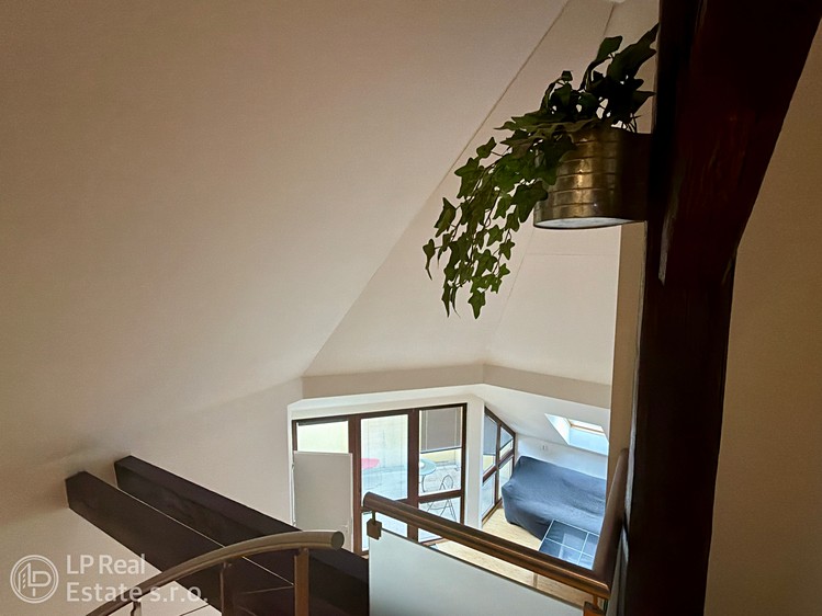 Pronájem bytu 6 pokojů a více 145 m² (Mezonet) - foto 5