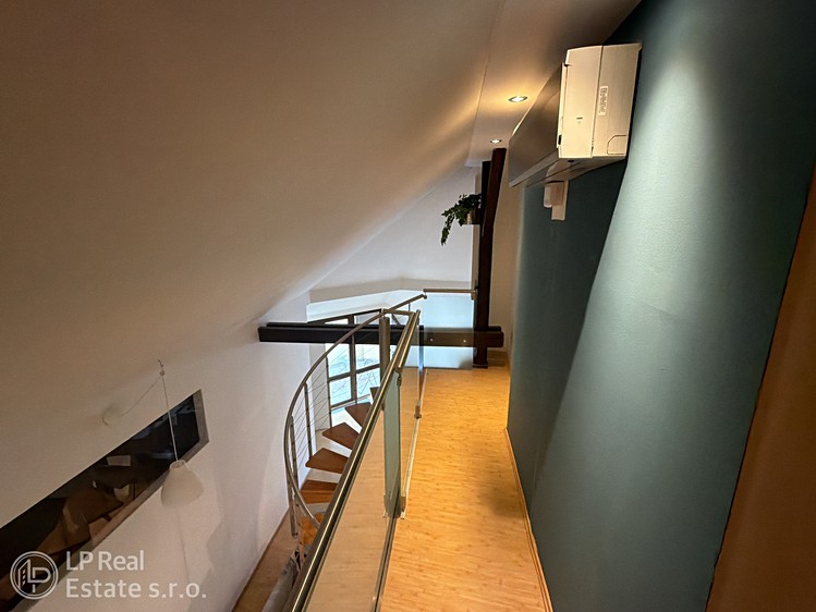 Pronájem bytu 6 pokojů a více 145 m² (Mezonet) - foto 7