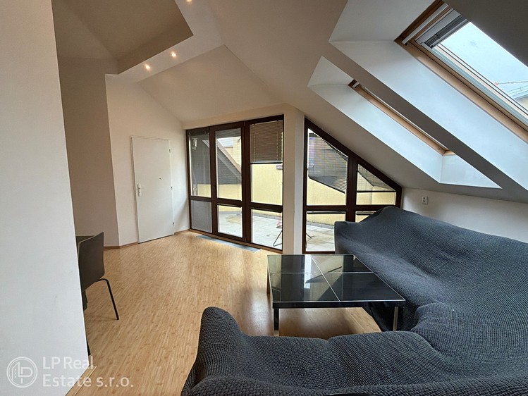 Pronájem bytu 6 pokojů a více 145 m² (Mezonet) - foto 6