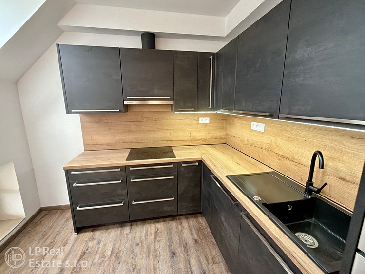 Pronájem bytu 3+kk 70 m² (Podkrovní) - foto 1