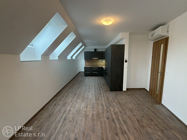Pronájem bytu 3+kk 70 m² (Podkrovní) - foto 2