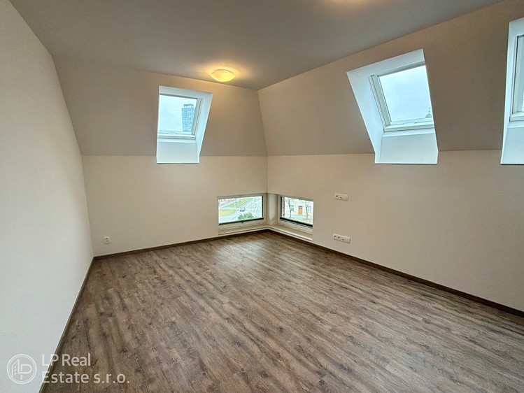 Pronájem bytu 3+kk 70 m² (Podkrovní) - foto 6