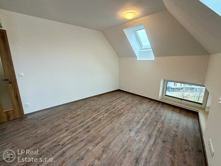 Pronájem bytu 3+kk 70 m² (Podkrovní) - foto 5
