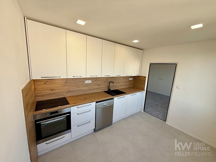 Pronájem bytu 4+1 83 m² - foto 1