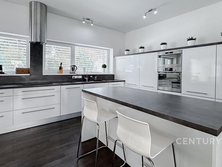 Pronájem bytu 6 pokojů a více 210 m² - foto 1