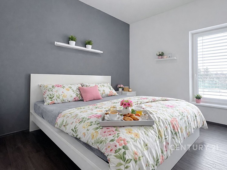 Pronájem bytu 6 pokojů a více 210 m² - foto 4