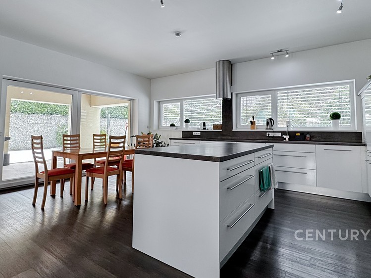 Pronájem bytu 6 pokojů a více 210 m² - foto 2