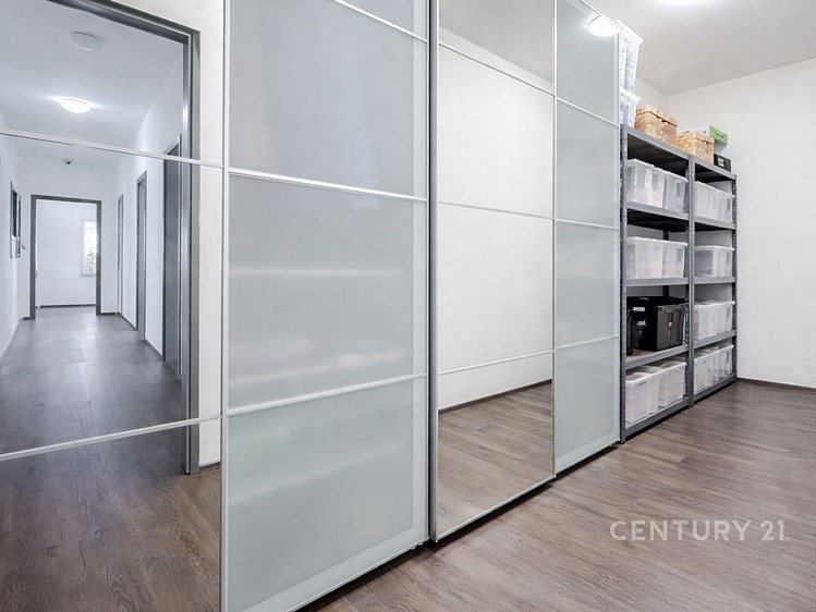 Pronájem bytu 6 pokojů a více 210 m² - foto 8