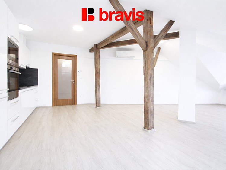 Pronájem bytu 1+kk 61 m² (Podkrovní) - foto 1